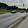 Blick auf eine Straßenkreuzung auf einer Bundesstraße, mehrere Autos fahren in verschiedene Richtungen