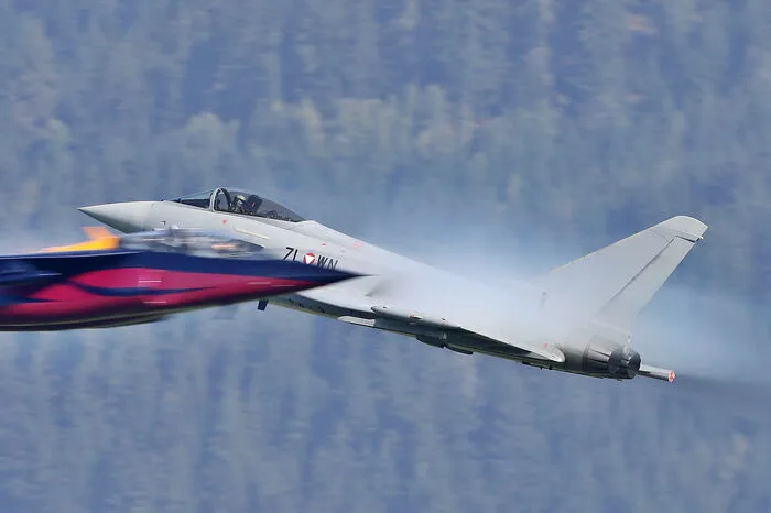 Nach der krachenden Eröffnung durch einen Alpha Jet und einen Eurofighter, geflogen von Oberstleutnant Jörg Sandhofer, folgte bei fast wolkenlosem Himmel ein sogenannter Fahnensprung - mit EU-, Steiermark- und Österreichfahne - von zwölf Fallschirmspringern aus zwei Pilatus PC-6.