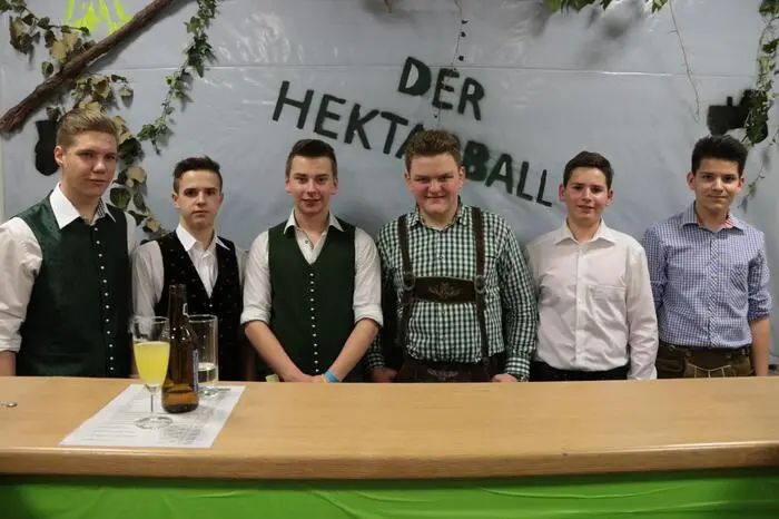 Das Aufbauen im Vorfeld wie auch die Arbeiten am Ballabend teilten sich Schüler, Lehrer und Absolventen. Der Erlös kommt den Schülern während ihrer Ausbildung zu Gute. Ein Teil wird für einen guten Zweck gespendet.