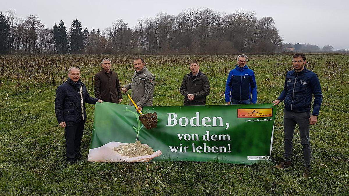 Für mehr grüne Äcker auch im Winter: Franz Uller (2.v.l.) und Josef Pollhammer (3.v..l.), Vertreter von Kammer und Vulkanland