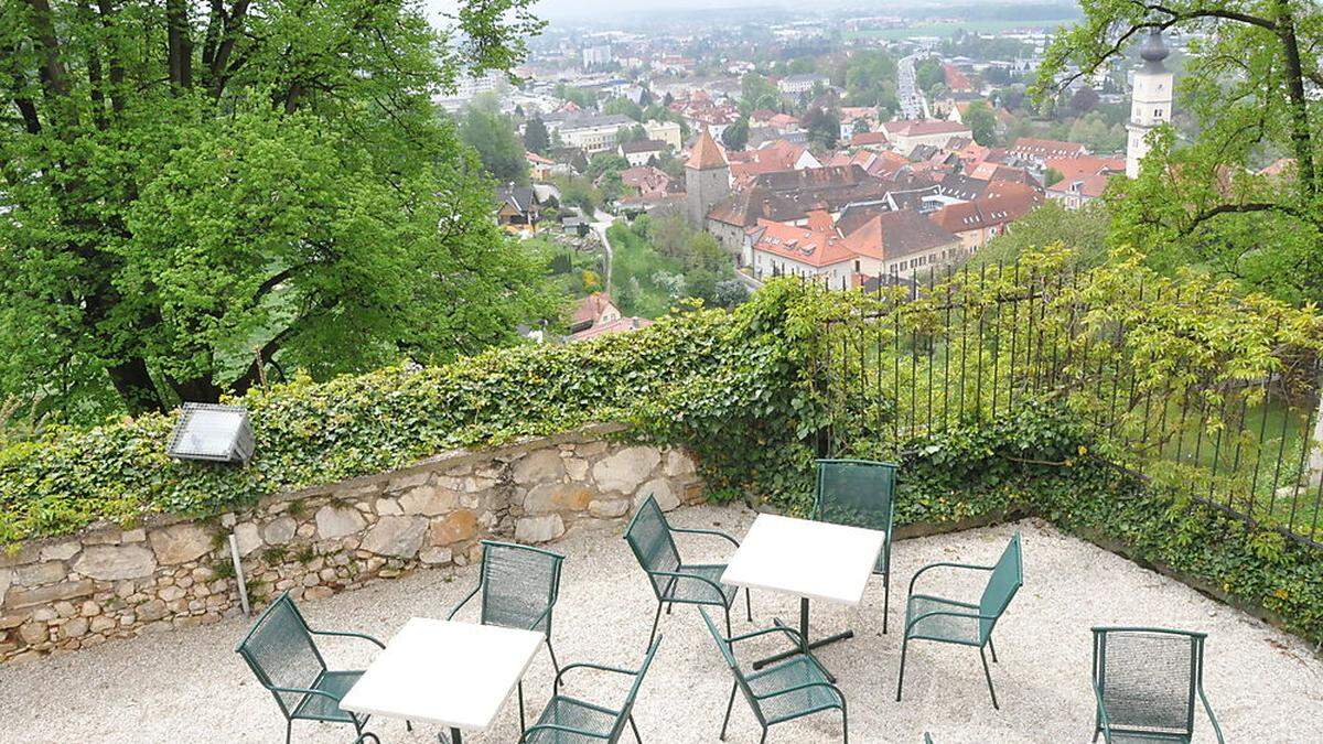 Gastgarten im Schloss mit Blick auf die Stadt Wolfsberg
