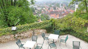 Gastgarten im Schloss mit Blick auf die Stadt Wolfsberg
