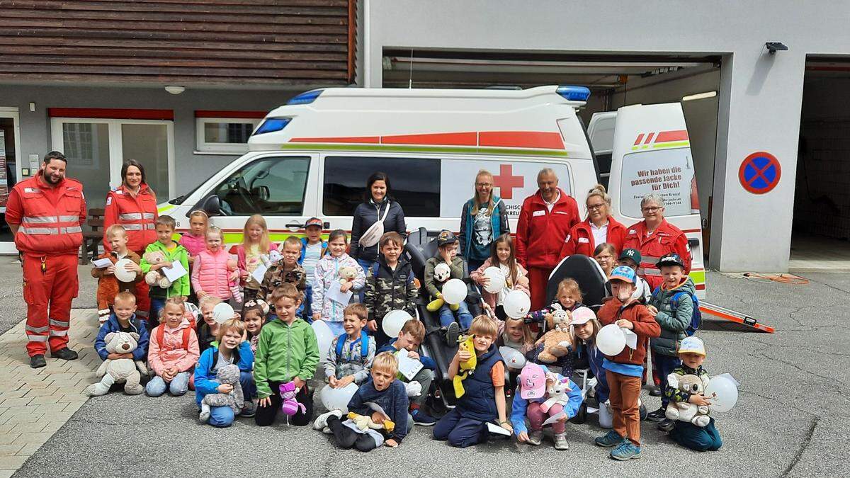 Stefan Kogler, Monika Biella, Michaela Wallner, Stephanie Unterwandling, Wolfgang Steinwender, Manuela Grießenauer und Roswitha Ruppitsch mit den Kindern