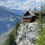 Die auf einem Felsvorsprung thronende Dolomitenhütte