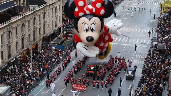Mehr als 30 haushohe Riesenballons, Hunderte Tänzer und Hunderttausende Zuschauer: In New York ist die traditionelle Thanksgiving-Parade durch die Straßen gezogen.