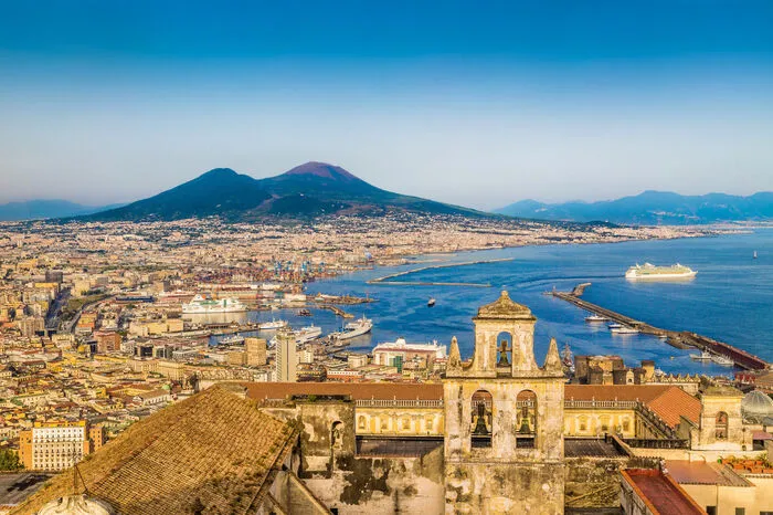 Manche sagen, die deutsche Übersetzung von „Vedi Napoli e poi muori“ übersehe die Ambivalenz des letzten Wortes, weil mit „muori“ „sterben“ gemeint sein kann, mit „Muori“ aber auch ein kleiner Ort in der Nähe von Neapel.