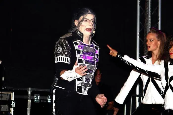 Sascha Pazdera, der für den Musiker gearbeitet hat, verkörperte Michael Jackson.
