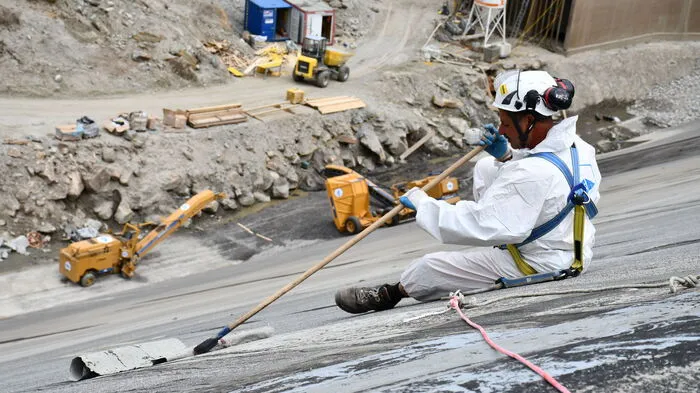 40 Arbeiter sind auf beiden Baustellen derzeit mit Sanierungsarbeiten beschäftigt. Beim Wurtendamm (Bild) wird derzeit die alte Dichtasphaltschicht abgetragen.