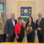Tanja Fauland-Gratz und Horst Brunner wurden feierlich angelobt. Am Bild: Bezirkshauptmann Manfred Walch, Bürgermeister a. D. Hubert Isker, Landtagsabgeordnete Bernadette Kerschler, Bürgermeisterin Tanja Fauland-Gratz und Vizebürgermeister Horst Brunner (v.l.)