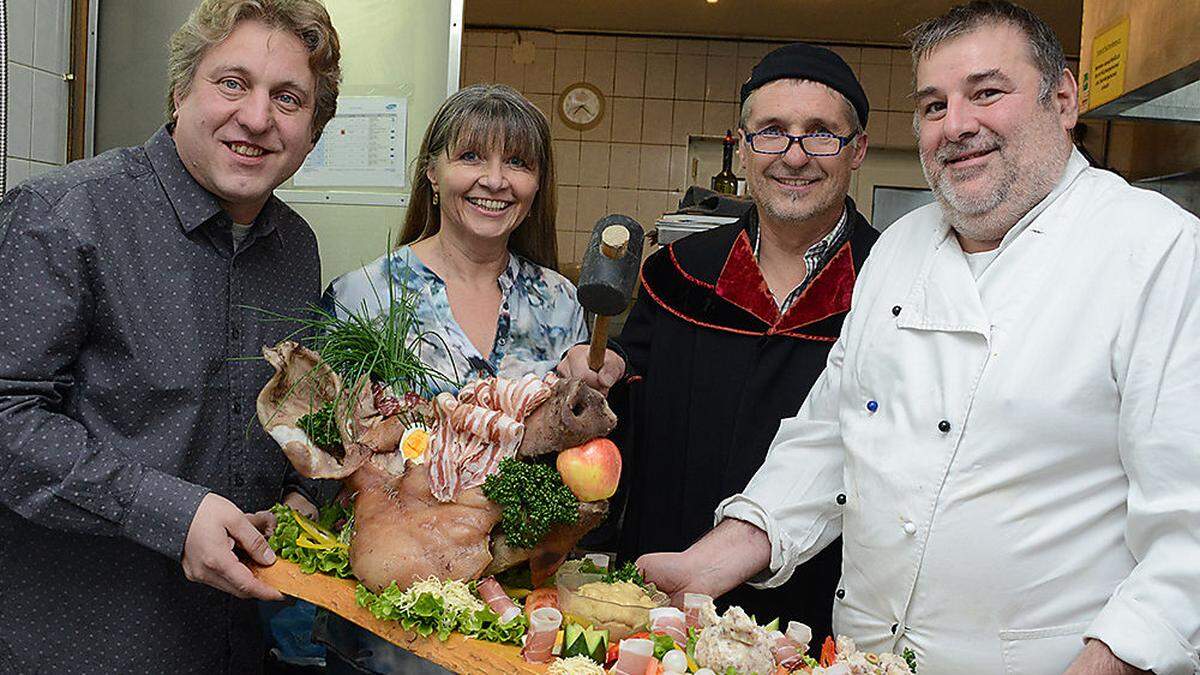 Verhandelten den Sauschädel: Thomas Susitti, Gina Urschitz, Helmut Stauder und Kurt Schoffnegger (von links)