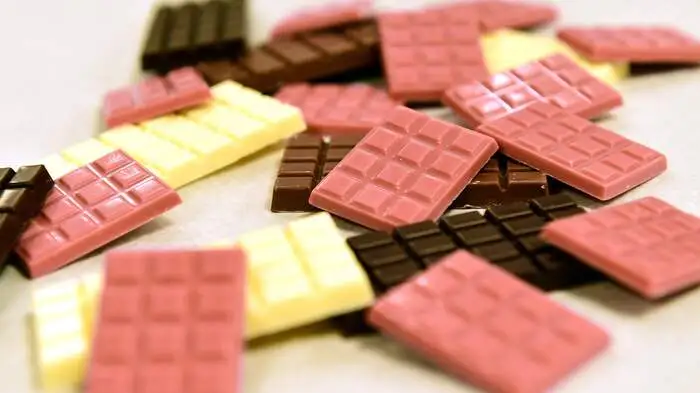 Eine neue Schokaldensorte ist auf dem Markt: Nach Milchschokolade, weißer und dunkler Schoki gibt es nun endlich eine vierte Sorte: Sie ist rosa!
