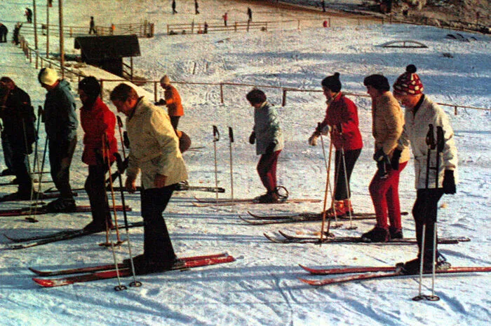 Einer der ersten Skikurse in den 1970er-Jahren