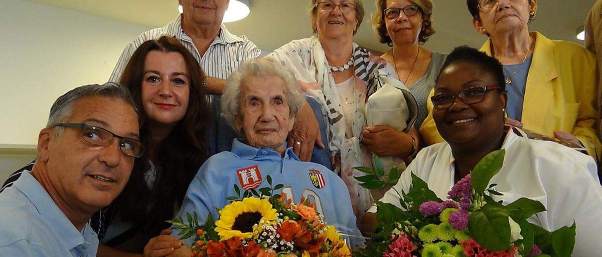Die 110-Jährige im Kreis ihrer Gratulanten
