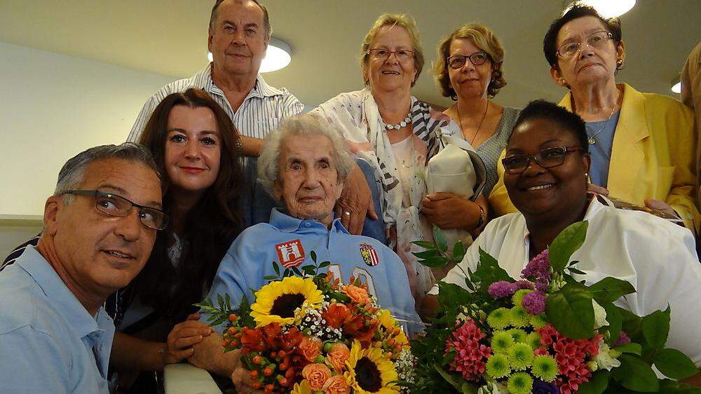 Die 110-Jährige im Kreis ihrer Gratulanten