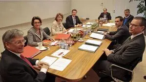 Die damalige Proporzregierung mit Kaiser, Beate Prettner, Gaby Schaunig (SPÖ), Wolfgang Waldner (ÖVP), Rolf Holub (Grüne), Gerhard Köfer (Team Stronach) und Christian Ragger (FPÖ)