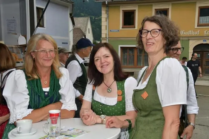 Trotz eines Regengusses in den Morgenstunden konnte der Kirtag stattfinden. Gert Rundhammer, Obmann der Sängerrunde Scheifling – St. Lorenzen, und die Feuerwehr Scheifling organisierten das Fest.