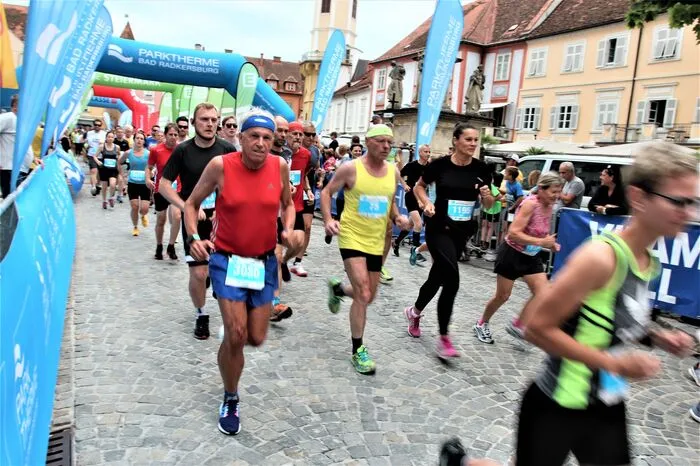 Je nach Kondition legten die Sportlerinnen und Sportler eine Strecke zwischen sieben, 14 oder 21 Kilometer laufend ...  