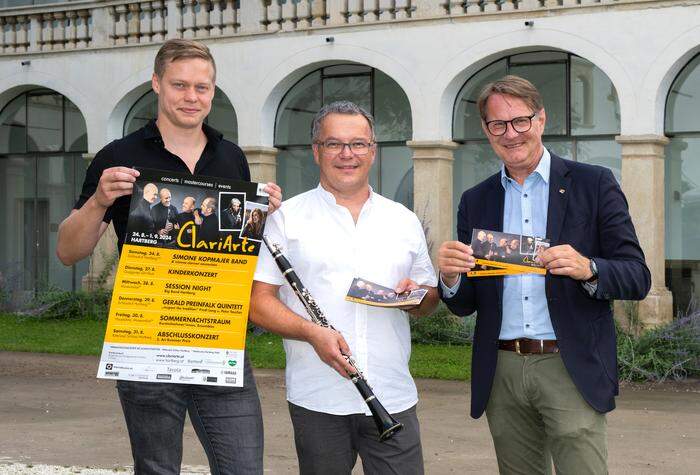 Im Schlosshof präsentierten Intendant Heinz Steinbauer, Bgm. Marcus Martschitsch und Thomas Grill das Programm des Festivals