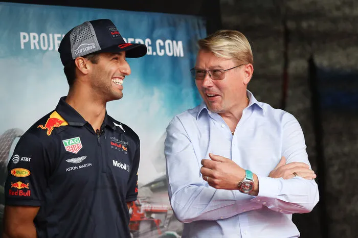 Fleißig Autogramme schrieb auch die Formel-1-Legende Mika Häkkinen, der im Rahmen der Partnerschaft „Schloßberg grüßt Spielberg“ einen Abstecher in die Mur-Metropole gemacht hat.