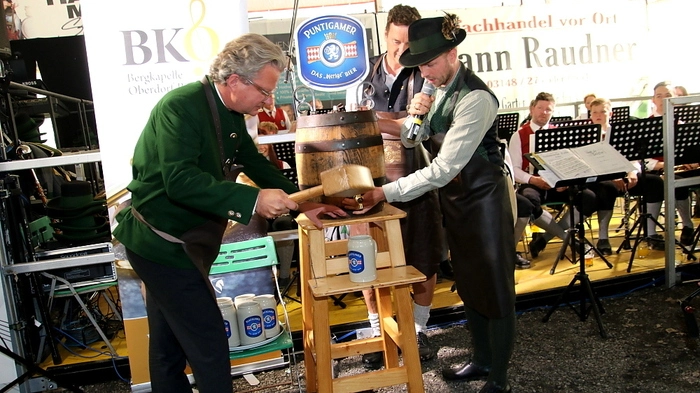 Gemeinsam mit Bärnbachs Bürgermeister Jochen Bocksruker, seiner Vize Karin Buchgraber, BKO-Obmann Daniel Stangl und Stelltreter Jürgen Holler stießen die beiden Ehrengäste auf das Gelingen des Bärnbacher Schmankerlfestes an.  