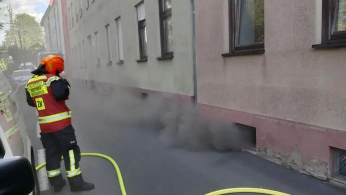 Dichter Rauch qualmte aus den Kellerfenstern