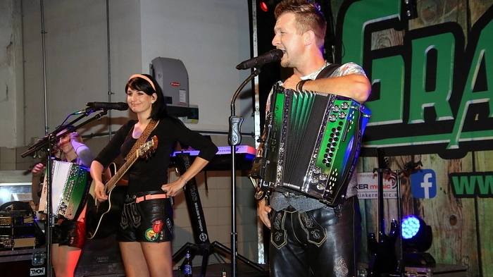 Außergewöhnlich viele Fans der Gruppe nutzten die Gelegenheit, um die beliebte und sehr erfolgreiche Band bei einem ihrer letzten Auftritte live zu erleben. Das Publikum dankte mit viel Applaus.
