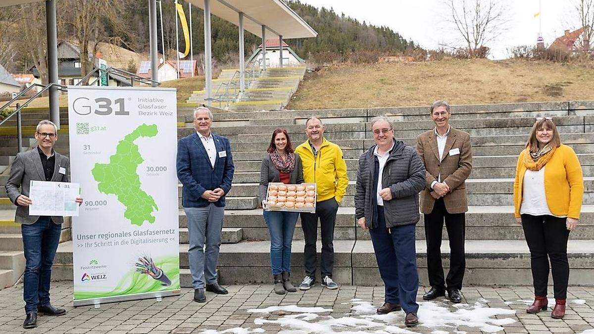 Passails Bürgermeisterin Eva Karrer (r.) freut sich über den Glasfaserausbau in ihrer Gemeinde.