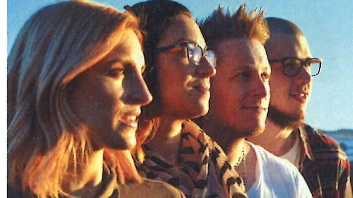 Seit knapp zwei Jahren treten die Schwestern Sabrina und Melanie Ponsold aus Fladnitz an der Teichalm bei Hochzeiten und Taufen auf. Für die Gruppe „4 Di“ haben sie sich Schlagzeuger Harald Vorraber und den Grazer Singer/Songwriter Julian Grabmayer ins Boot geholt. „Vor eineinhalb Jahren haben wir unseren Papa verloren, für ihn haben wir den Bandnamen gewählt“, so die beiden Schwestern.