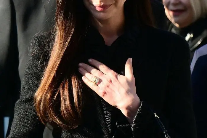 Auch viele Promis waren bei der Trauerzeremonie anwesend, u.a. die Schauspielerinnen Anne Hathaway...