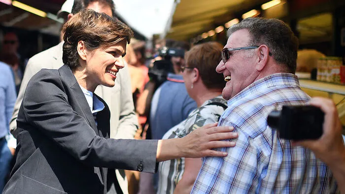 "Lassts mir den Dosko grüßen!" - Unbeeindruckt. Rendi-Wagner trifft auf Wahlkampftour am Naschmarkt Doskozils Landsleute.