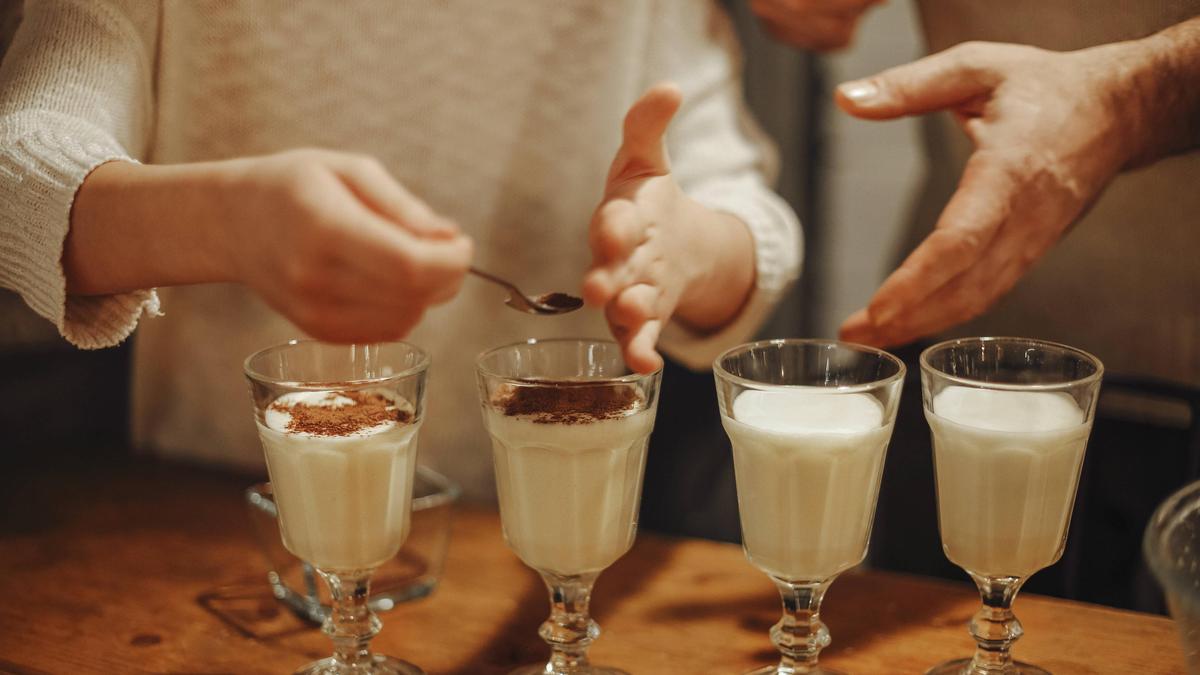 Eierpunsch ist der Klassiker - doch zwei Bartender präsentieren noch drei andere Hygge-Drinks für Wellfeeling in der Weihnachtszeit