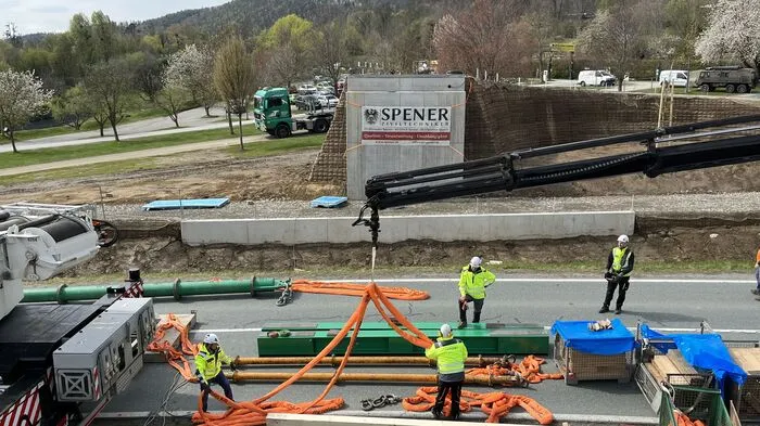Montagvormittag werden Vorbereitungen für das Versetzen der Brücke getroffen.