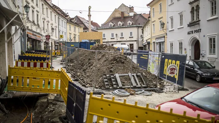Nach der Winterpause ging im März der Umbau des Hohen Platzes in Wolfsberg weiter.