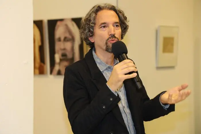 Zur Kunstszene in der Steiermark, mit Bezug zur Kunsthalle Feldbach, sagte Roman Grabner vom Bruseum Graz in seinem Festvortrag: „Kunst hat die Fähigkeit zu berühren und gibt uns den Impuls, etwas anders zu sehen. Wir Menschen denken in Bildern.“ 