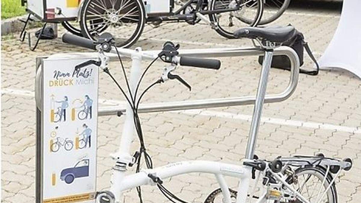 Bei Bedarf werden die neuen Radbügel ausgeklappt