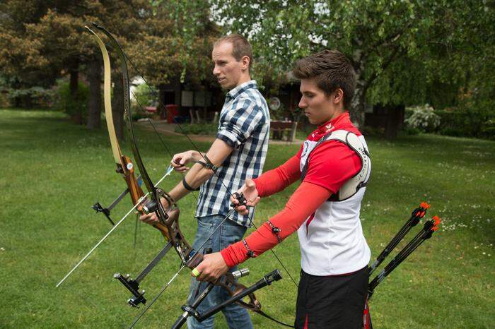 Dominik Irrasch (rechts) erklärte den Bogensport