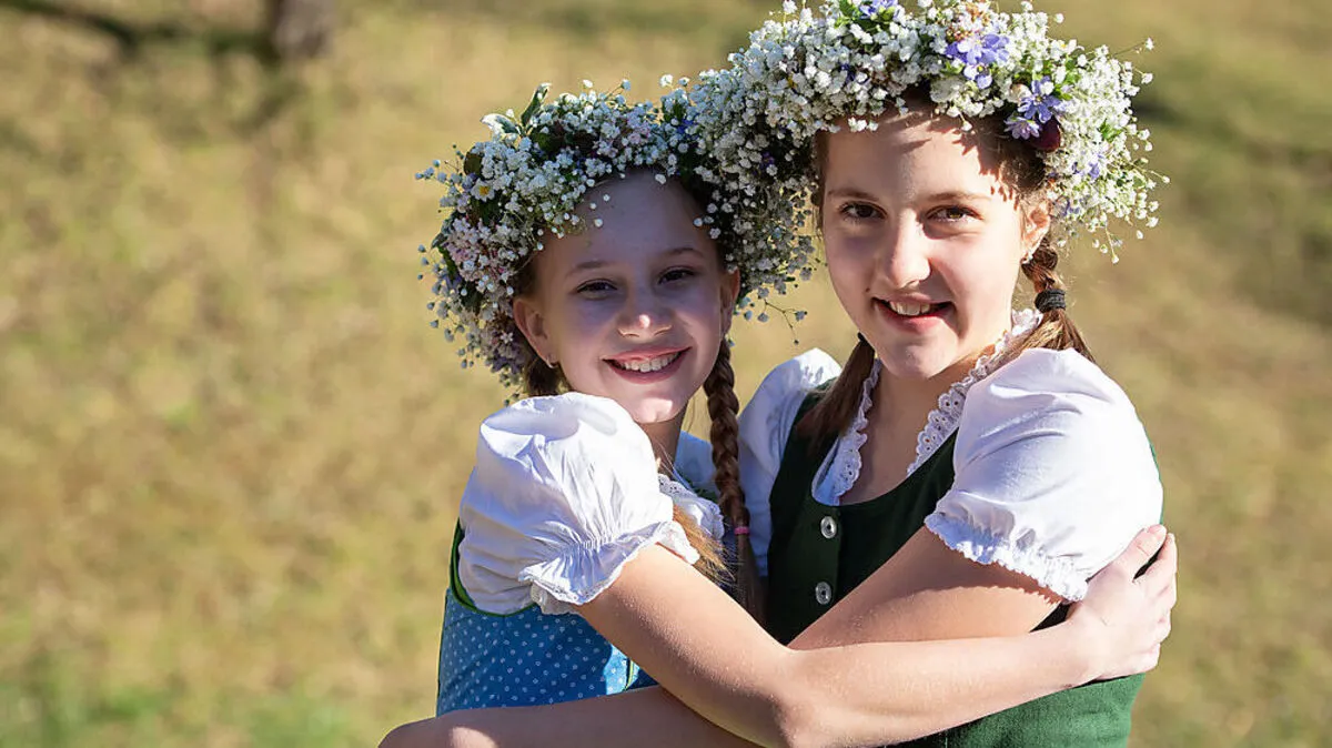 Nicole Posch und Anastasia Saurer haben sich gleich die fertigen Blumenkränze aufgesetzt