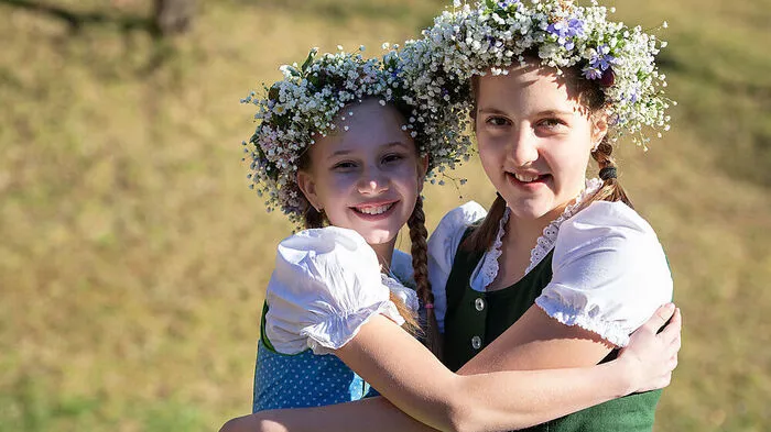 Nicole Posch und Anastasia Saurer haben sich gleich die fertigen Blumenkränze aufgesetzt