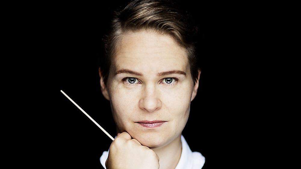 Eva Ollikainen (35) dirigiert das recreation-Orchester