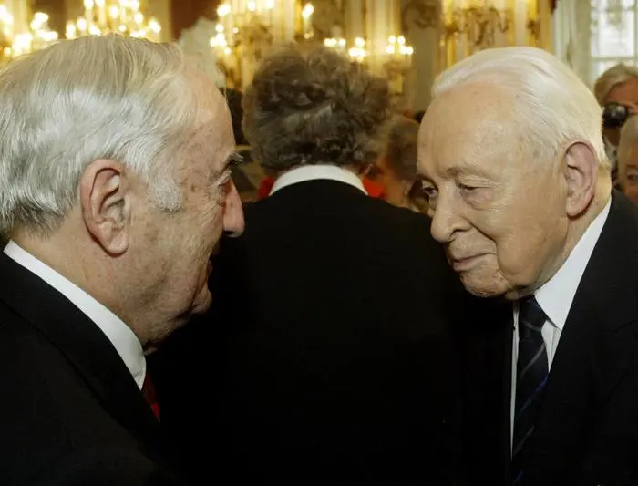 Bundesminister ausser Dienst Franz Olah, rechts, und Kronen Zeitung-Herausgeber Hans Dichand unterhalten sich am Dienstag, 29. Maerz 2005 in der Praesidentschaftskanzlei in Wien anlaesslich der ueberreichung des Grossen Goldenen Ehrenzeichens fuer Verdienste um die Republik Oesterreich an Olah. (AP Photo/Ronald Zak)