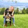 Katharina Truppe mit ihrem Berner Sennenhund "Fino"