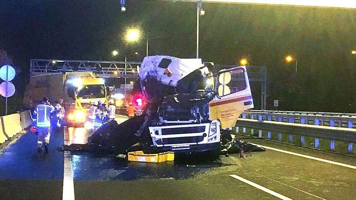 Der Lenker dieses Lkw wurde nur leicht verletzt