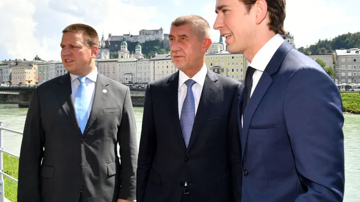 Fototermin an der Salzach: Bundeskanzler Sebastian Kurz (rechts) bei einem Treffen mit den Premierministern Estlands, Jury Ratas (links) und Tschechiens, Andrej Babis (Mitte)