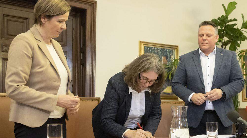 Bürgermeisterin Elke Kahr (KPÖ) hat mit Vizebürgermeisterin Judith Schwentner (Grüne) und SPÖ-Chef Michael Ehmann 2022 viel vor
