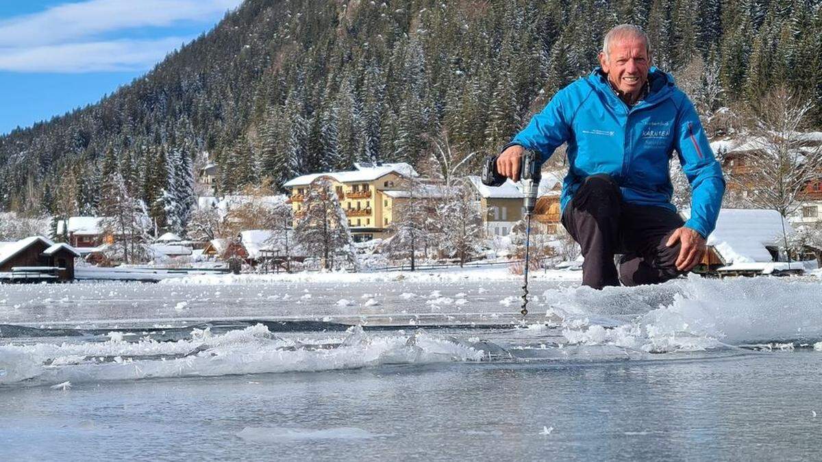 Eismeister Norbert Jank zeigt mit dem Bohrer die Höhe der Eisverschiebung an