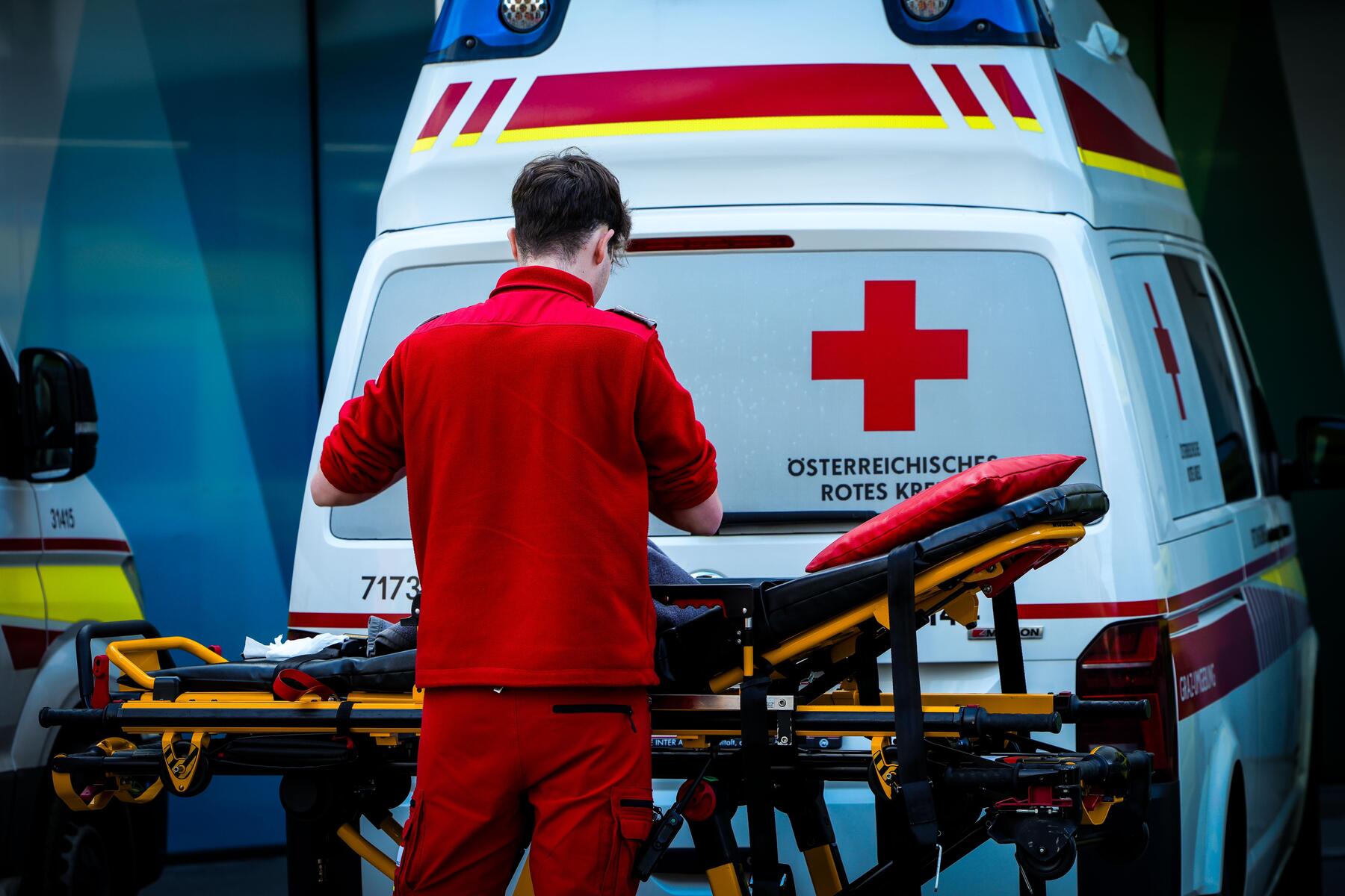 Tauernautobahn: Mann plötzlich unter Reisebus eingeklemmt