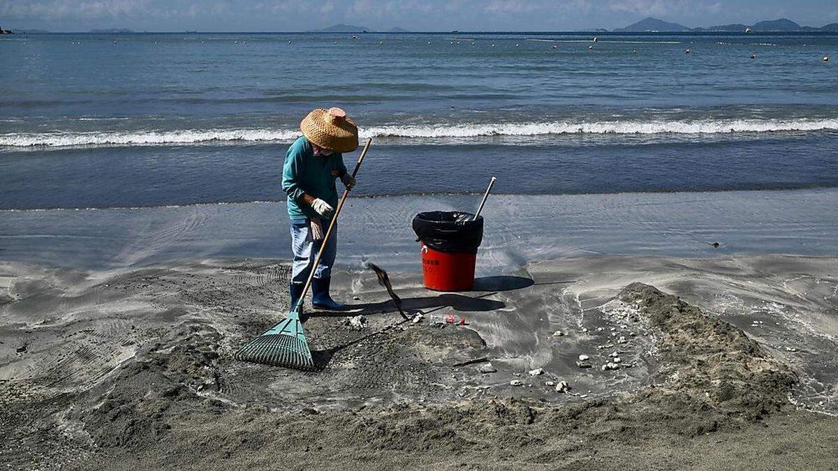 TOPSHOT-HONG KONG-ENVIRONMENT-OIL-SPILLAGE-BEACH