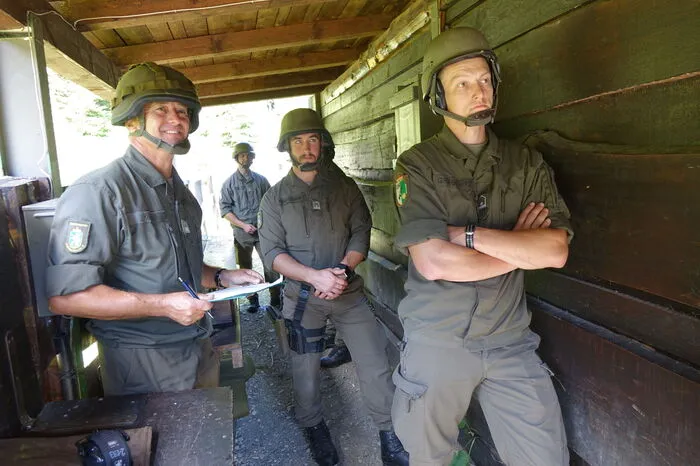 In gesicherter Deckung warten die Soldaten, bis sie an der Reihe sind.