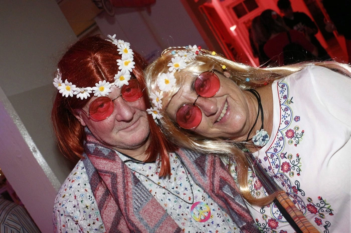in Hippiemode und "Flowerpower" zu erscheinen...