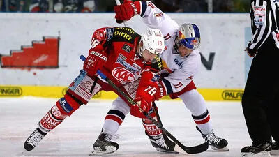 Einen heißen Tanz erwartet KAC-Stürmer Thomas Koch bei den Salzburger Bullen mit Ben Walter